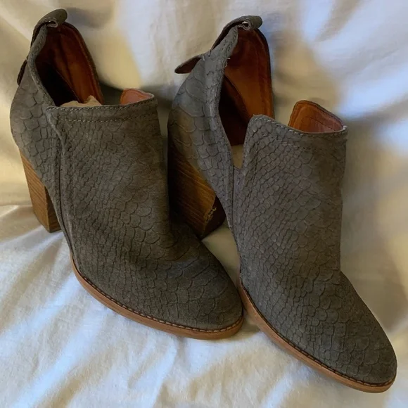 Jeffrey Campbell 'Rosalee' suede snake embossed ankle boots/booties - Picture 8 of 12